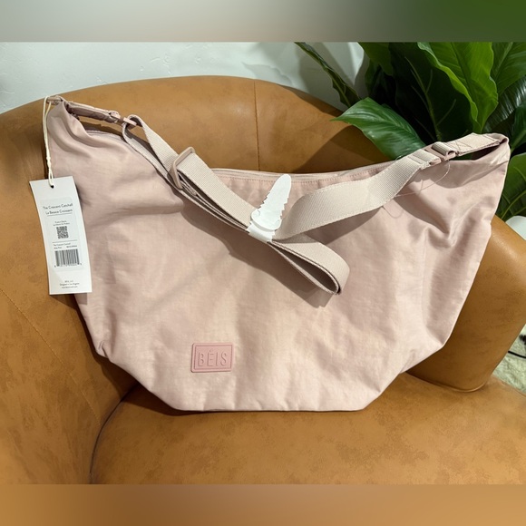 BEIS Handbags - NWT Beis Crescent Catchall - Atlas Pink